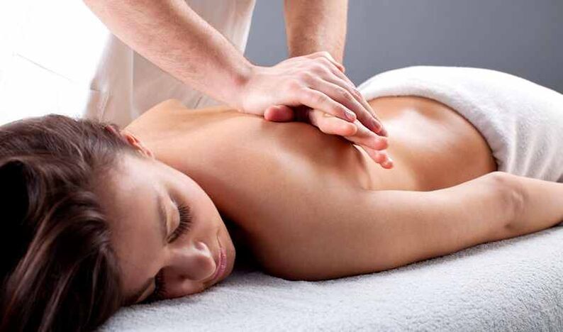 Massage to relieve pain under the left shoulder blade