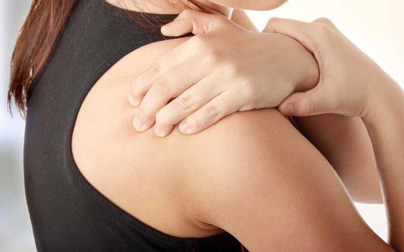 pain under shoulder blades from behind